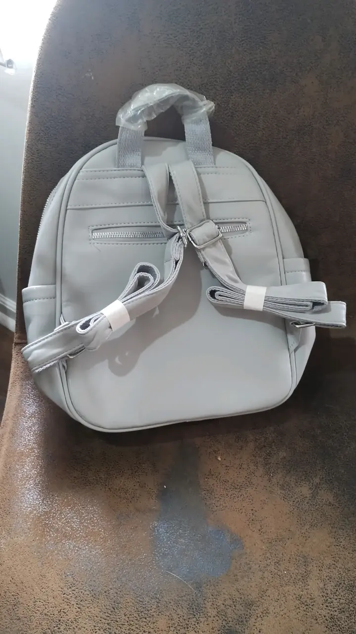 Mochila gris con diseño acolchado y cadena - 3