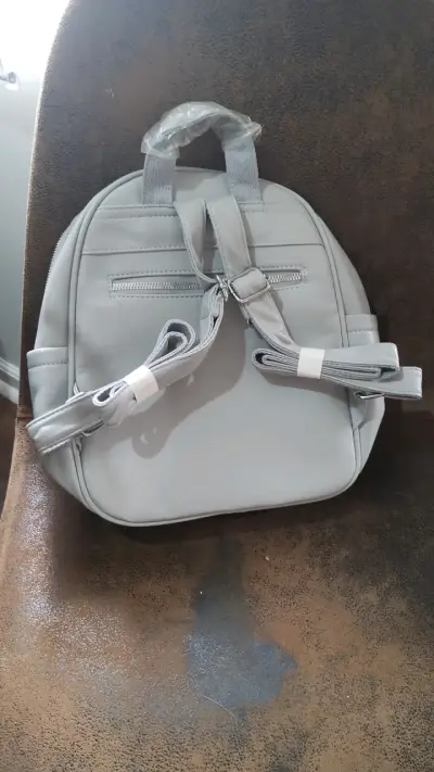 Mochila gris con diseño acolchado y cadena - miniatura 3