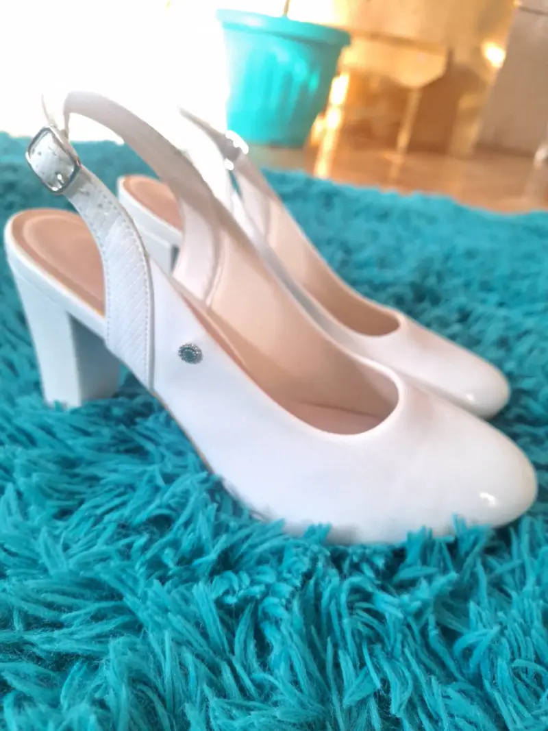 Zapatos de tacón blanco con correa