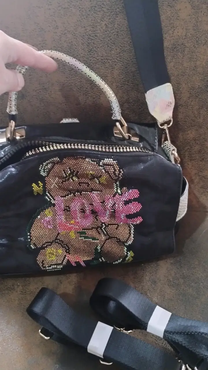 Bolso negro con diseño de oso y texto 'Love' - 1