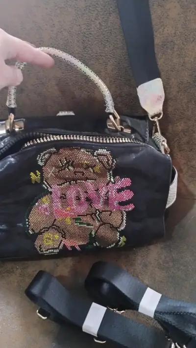 Bolso negro con diseño de oso y texto 'Love' - miniatura 1