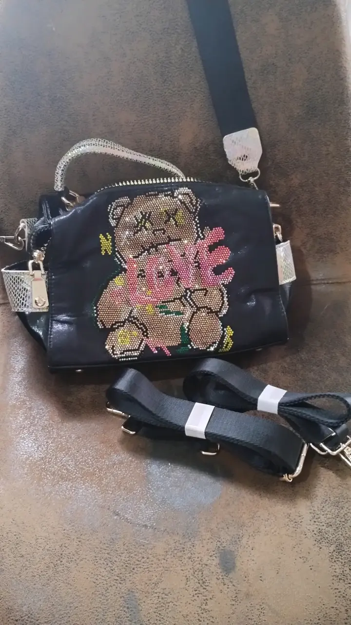 Bolso negro con diseño de oso y texto 'Love' - 2