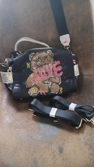 Bolso negro con diseño de oso y texto 'Love' - miniatura 2