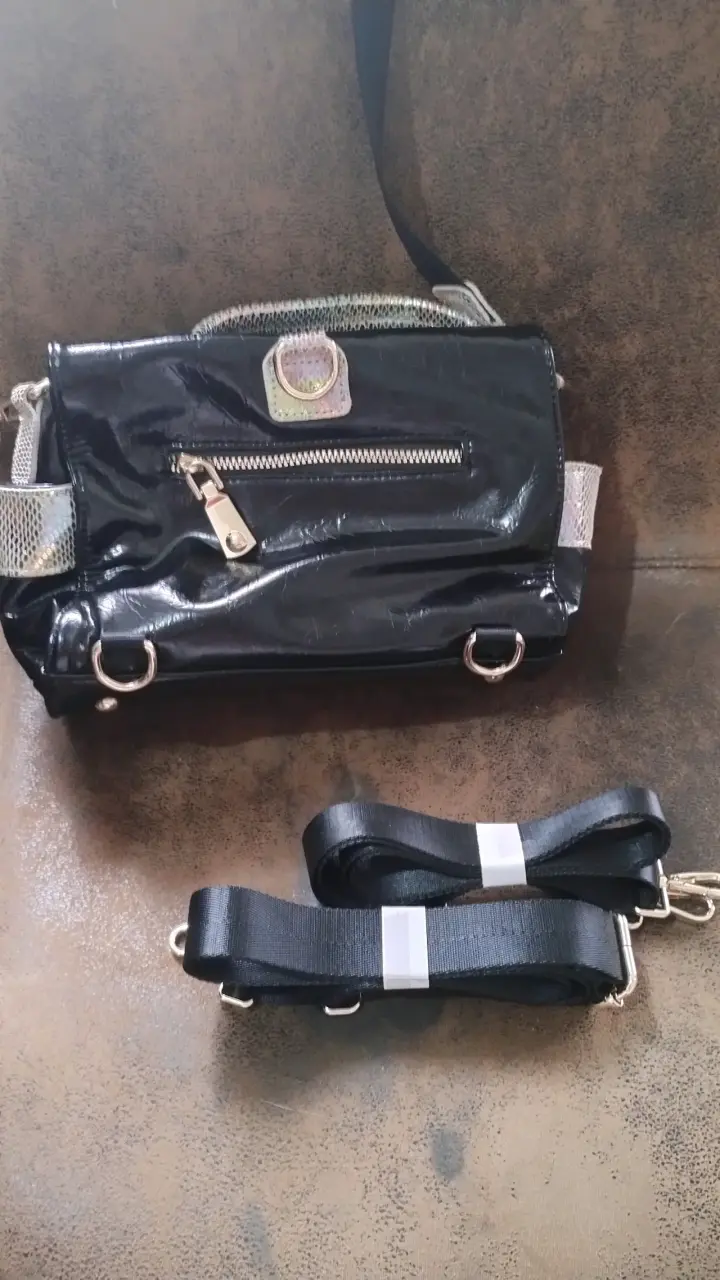 Bolso negro con diseño de oso y texto 'Love' - 3