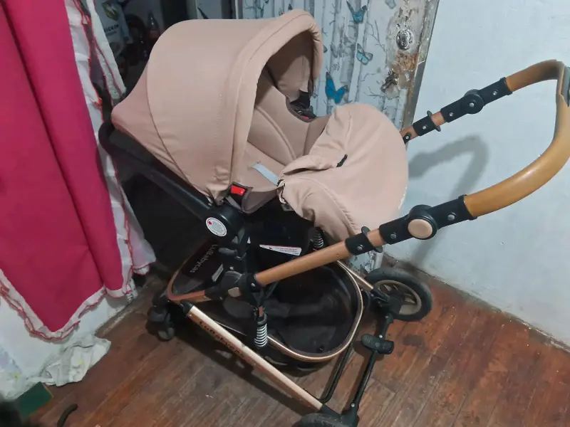 Coche de bebé plegable beige con manillar ajustable - 1
