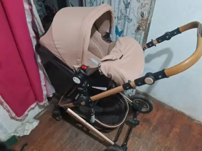 Coche de bebé plegable beige con manillar ajustable - miniatura 1