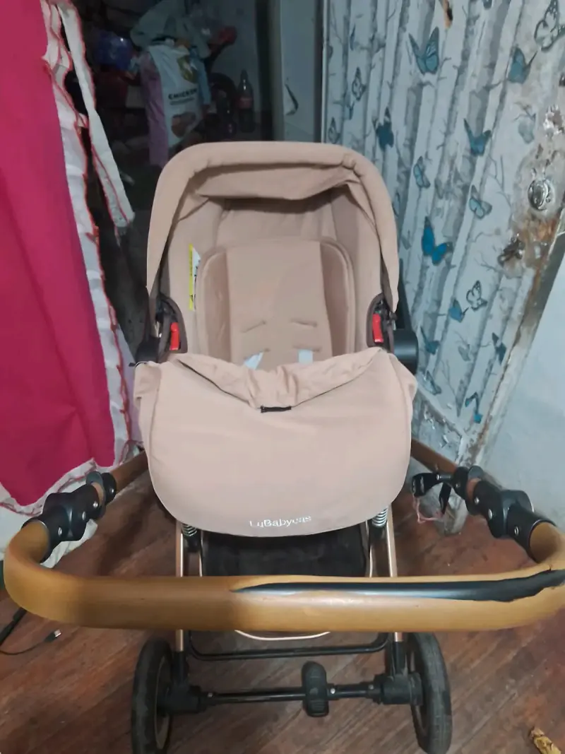 Coche de bebé plegable beige con manillar ajustable - 2