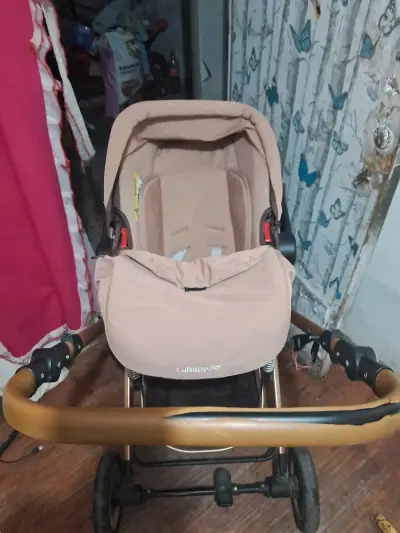 Coche de bebé plegable beige con manillar ajustable - miniatura 2