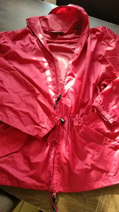 Chaqueta impermeable roja con capucha - miniatura 1