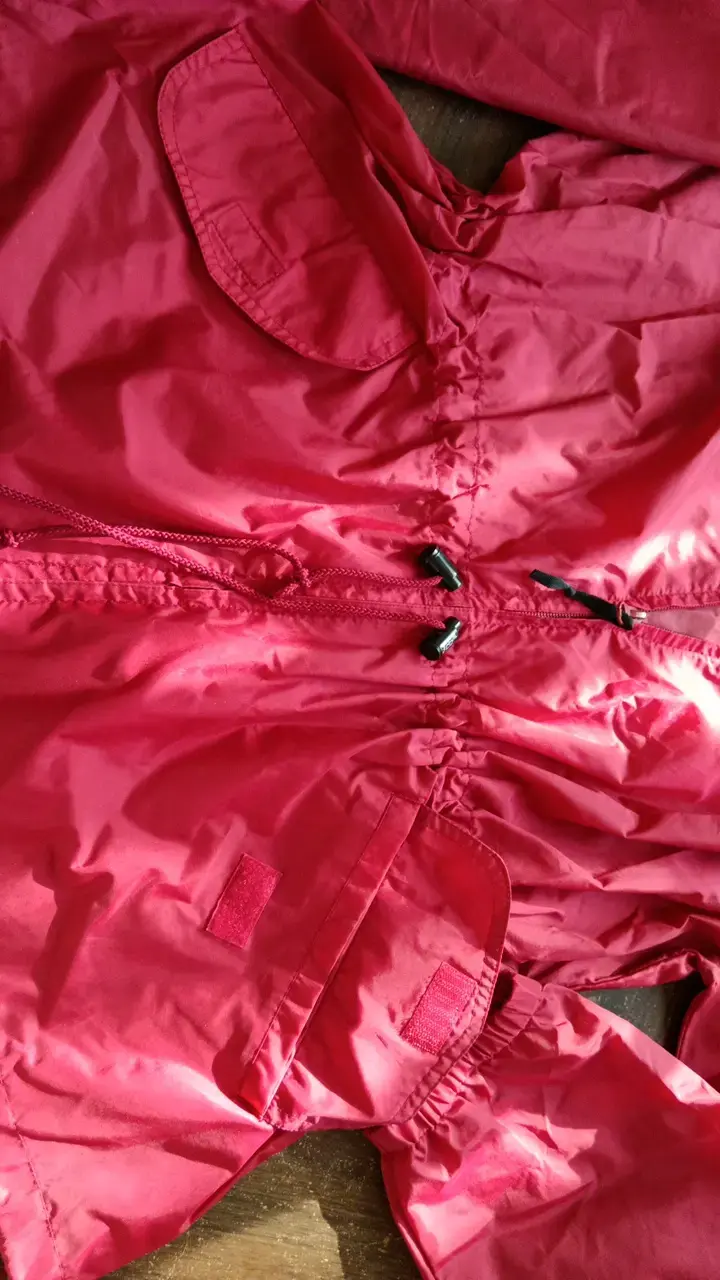 Chaqueta impermeable roja con capucha - 2