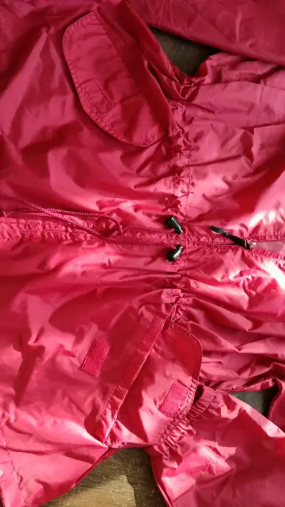 Chaqueta impermeable roja con capucha - miniatura 2