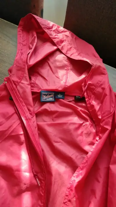 Chaqueta impermeable roja con capucha - miniatura 3