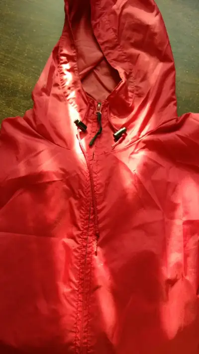 Chaqueta impermeable roja con capucha - miniatura 4