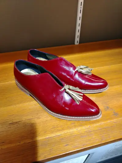 Zapatos mocasines rojos de cuero con borlas - miniatura 1