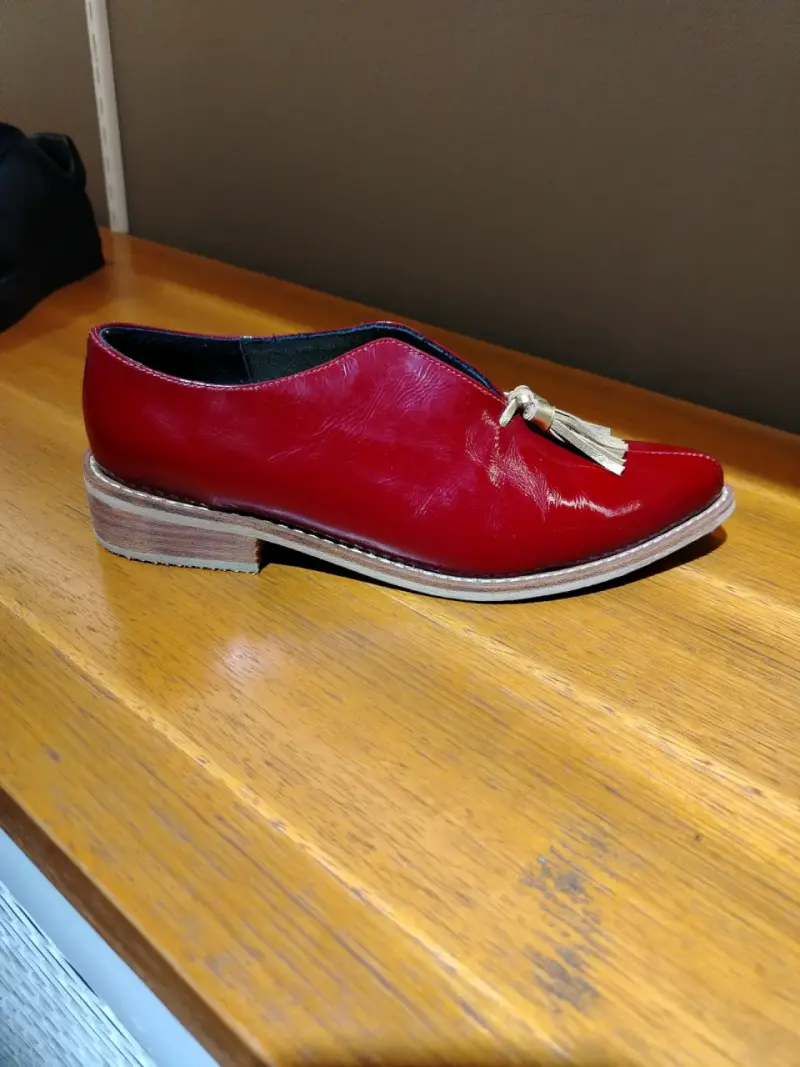 Zapatos mocasines rojos de cuero con borlas - 2
