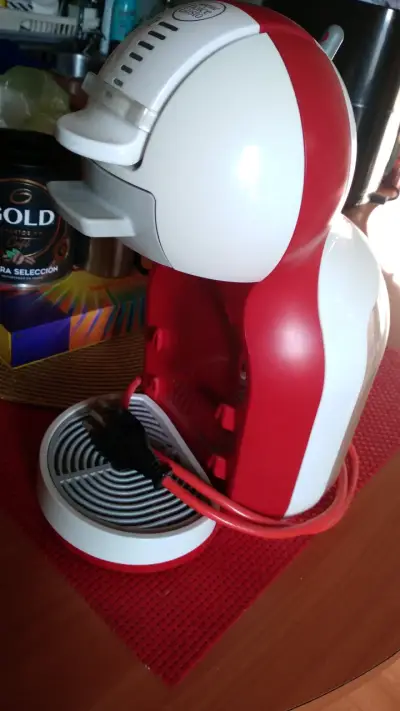 Cafetera Dolce Gusto roja compacta - miniatura 1