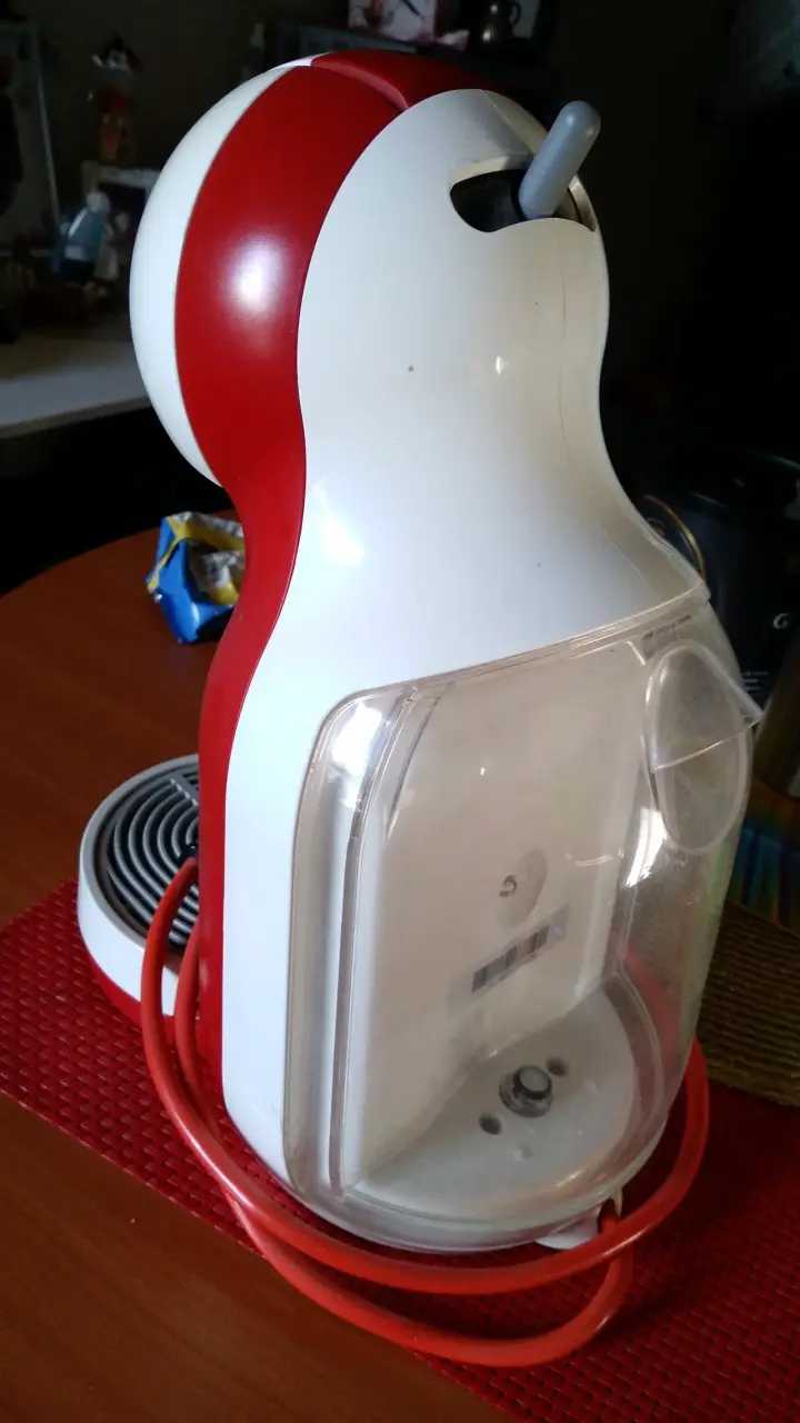 Cafetera Dolce Gusto roja compacta - 2