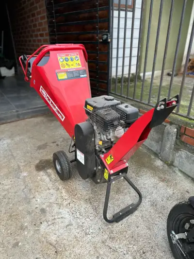 Chipeadora - Trituradora de ramas a gasolina roja - miniatura 1