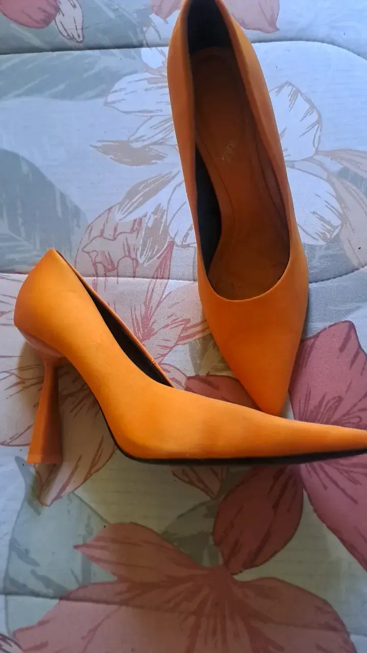 Zapatos de tacón naranja elegante Marca ZARA