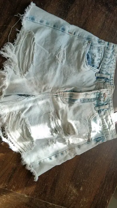 Shorts de mezclilla desgastados para mujer - miniatura 1
