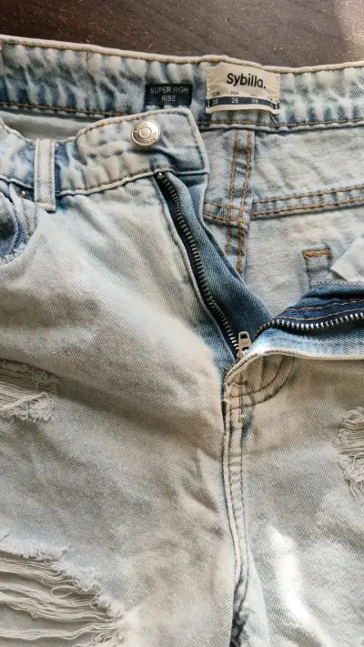 Shorts de mezclilla desgastados para mujer - miniatura 2