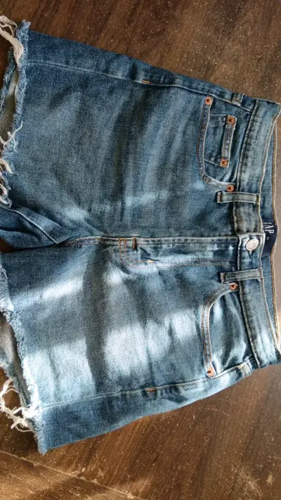 Shorts de mezclilla desgastados para mujer - miniatura 3