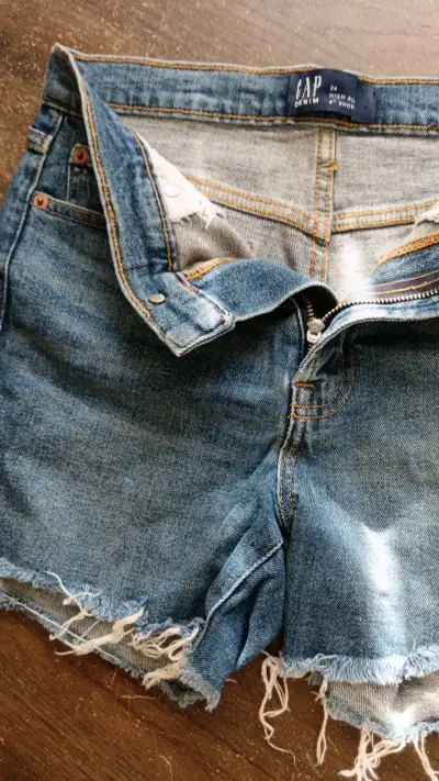 Shorts de mezclilla desgastados para mujer - miniatura 4