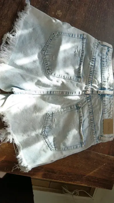 Shorts de mezclilla desgastados para mujer - miniatura 6
