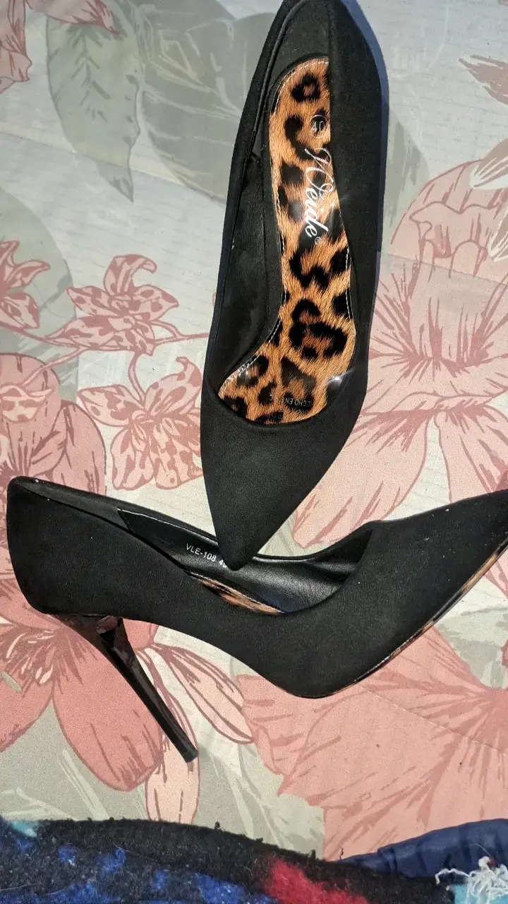 Zapatos de tacón negros con diseño animal print