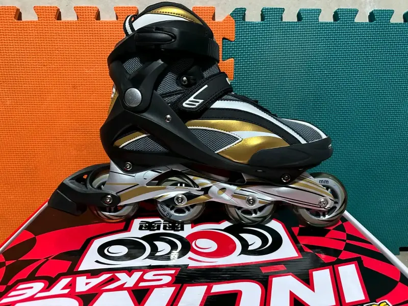 Patines en línea negros y dorados