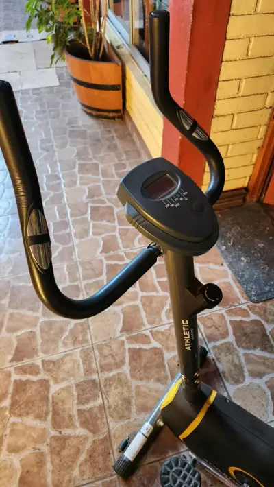 Bicicleta estática para ejercicio en casa - miniatura 3