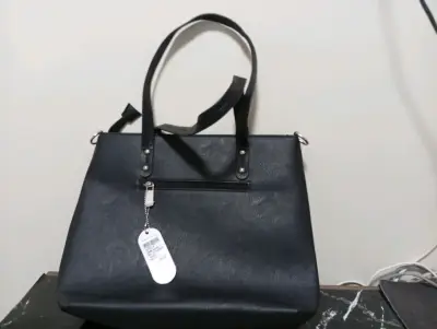 Bolso negro de cuero sintético con cierre - miniatura 1