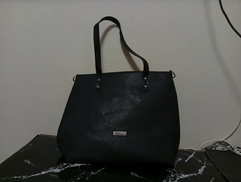 Bolso negro de cuero sintético con cierre - 2