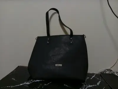 Bolso negro de cuero sintético con cierre - miniatura 2