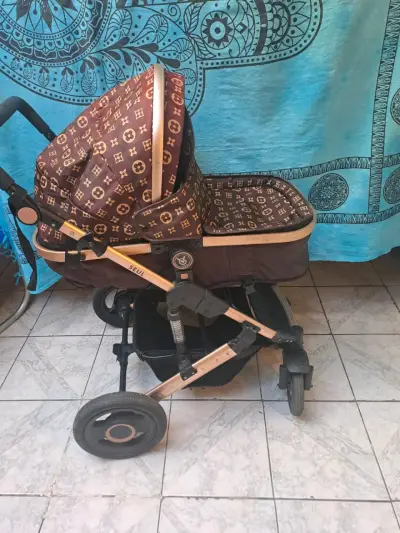 Coche de bebé estilo monograma marrón - miniatura 1