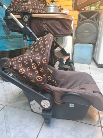 Coche de bebé estilo monograma marrón - miniatura 2