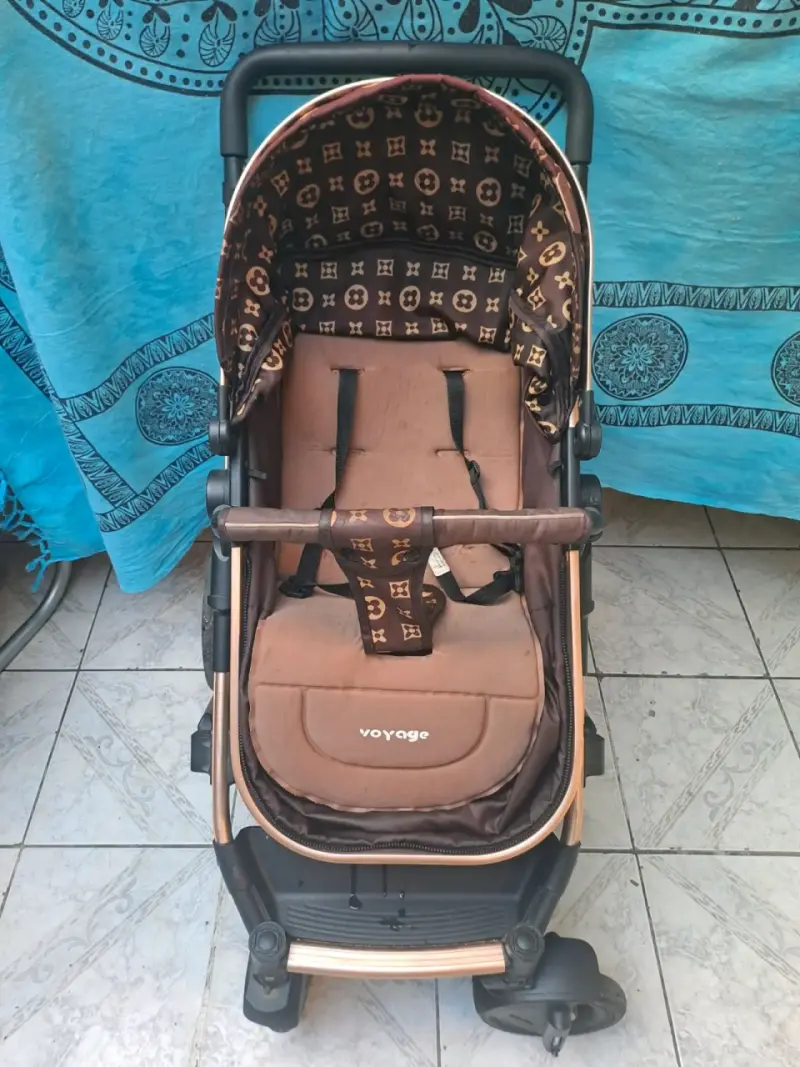Coche de bebé estilo monograma marrón - 4