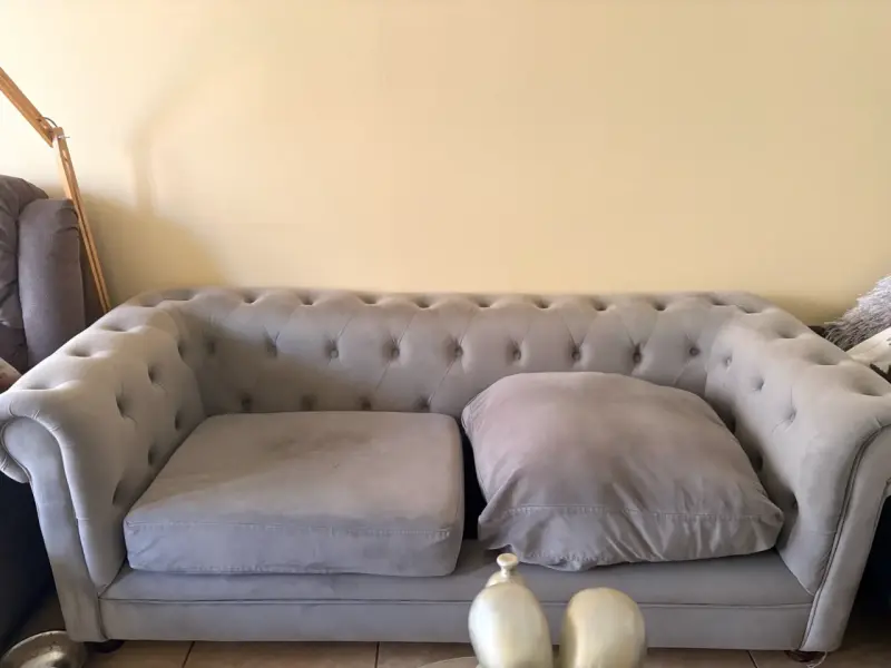 Sofá Chesterfield gris en buen estado