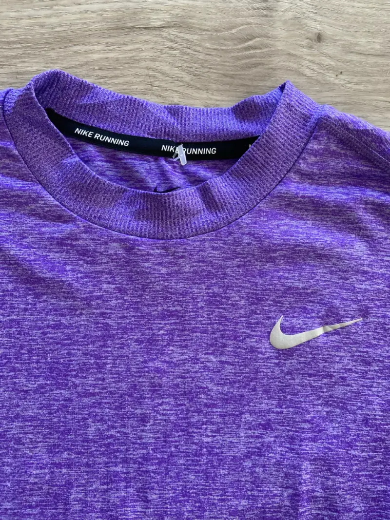 Polera deportiva Nike morada de manga larga - 2