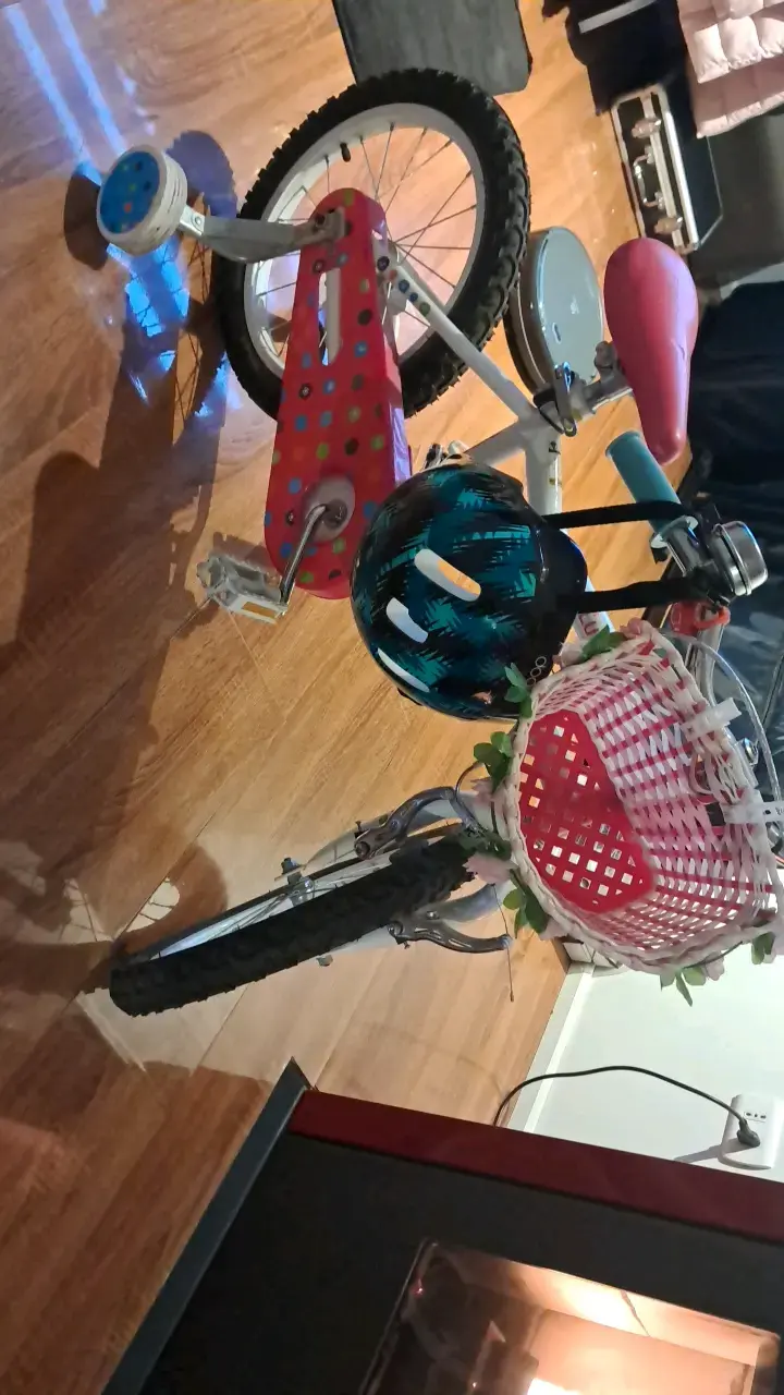 Bicicleta infantil con rueditas y casco - 1