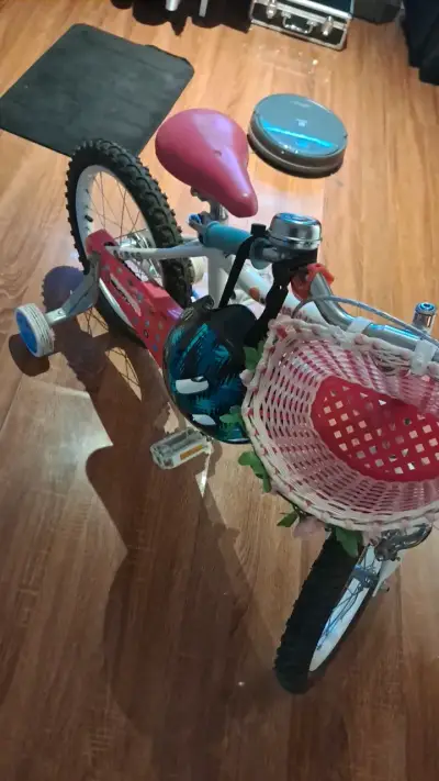 Bicicleta infantil con rueditas y casco - miniatura 2