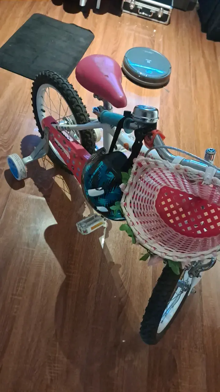 Bicicleta infantil con rueditas y casco - 3