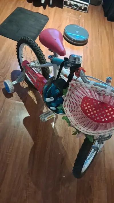 Bicicleta infantil con rueditas y casco - miniatura 3