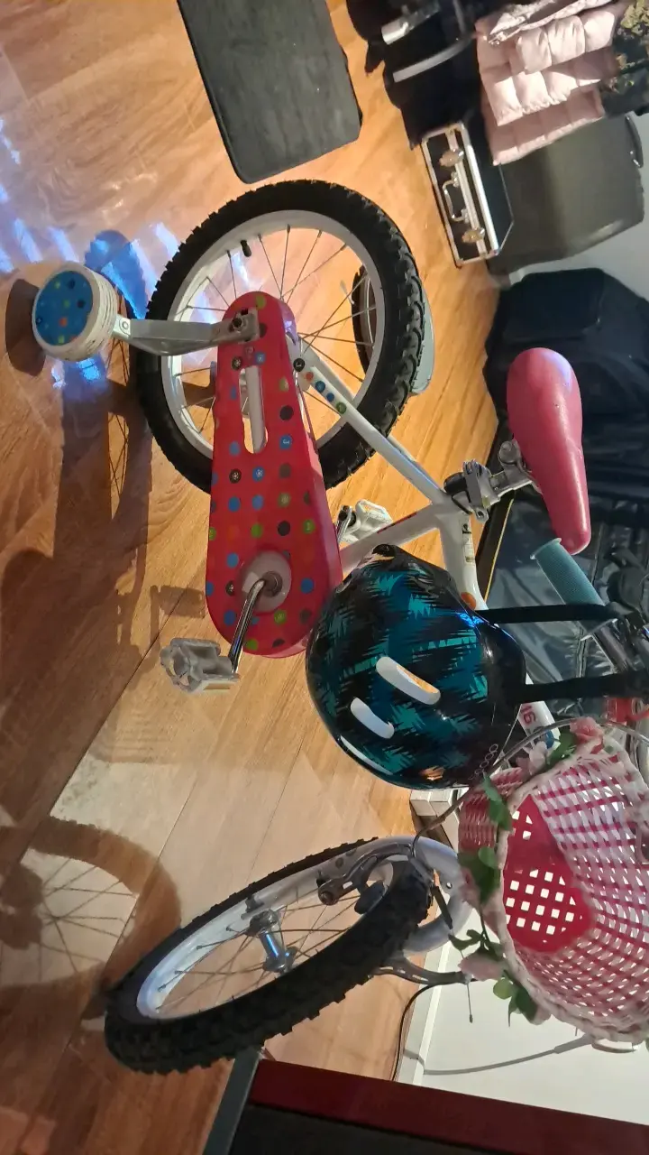 Bicicleta infantil con rueditas y casco - 4