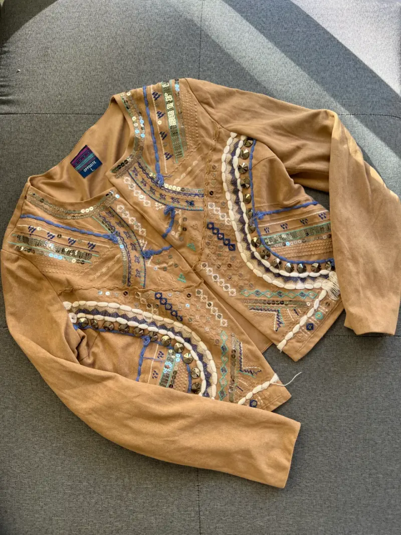 Chaqueta bohemia con bordados y lentejuelas