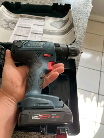 Taladro inalámbrico Bosch 18V con maletín - miniatura 1