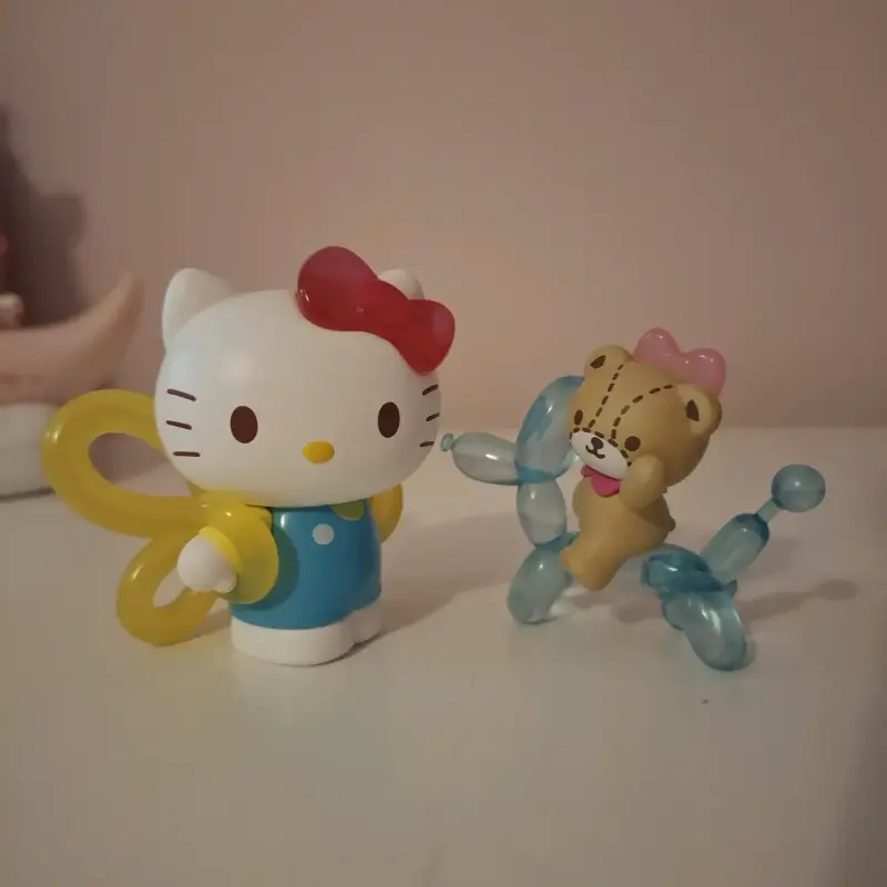 Figura Hello Kitty con osito y globos