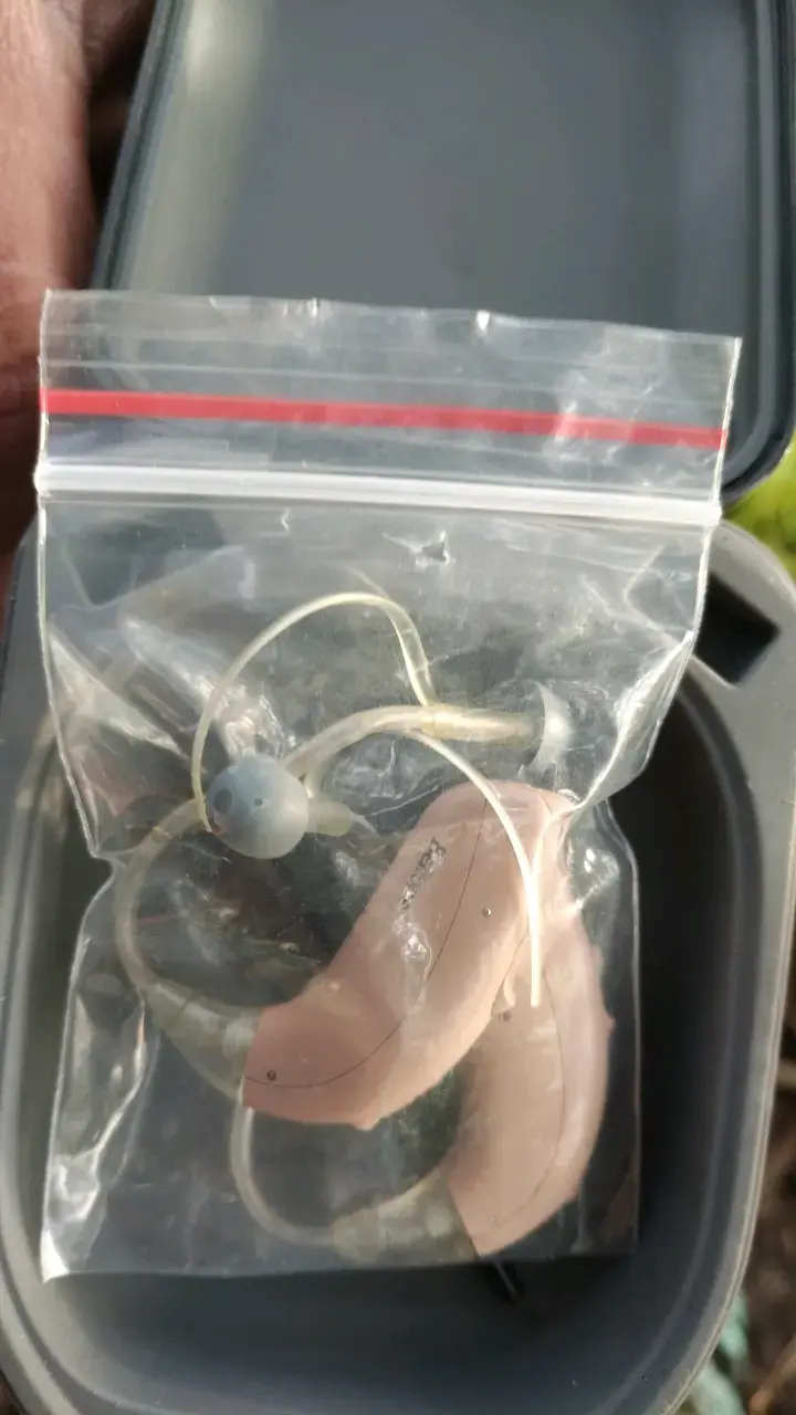 Audífonos retroauriculares Beltone con estuche - 2