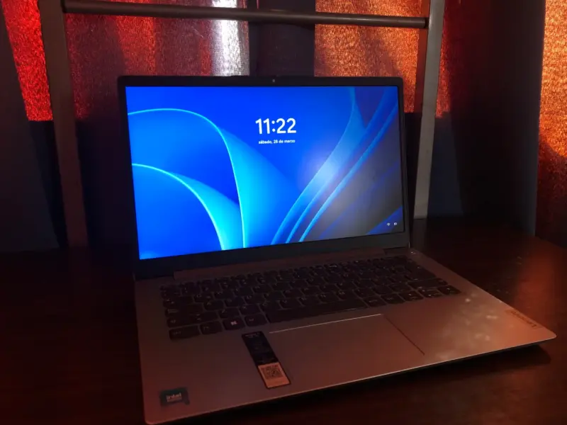 Laptop Lenovo con procesador Intel Core i5 - 1