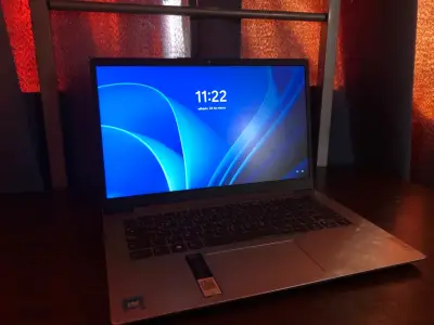 Laptop Lenovo con procesador Intel Core i5 - miniatura 1